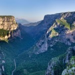 Wioski zbudowane wokół platanów. Wyjątkowy, kamienny szlak we wschodniej Grecji