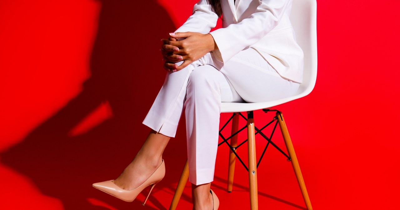 Wiosna 2026 niesie z sobą powrót do klasyki. Spodnie 7/8 znów będą modne. /Pixel