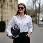 Wiosna na ulicach Paryża. To się nosi: biała bluzka!