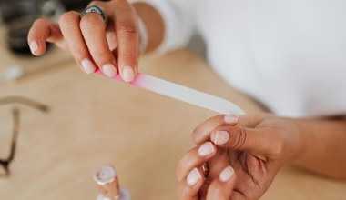 Wiosną powraca moda na naturalne paznokcie. Tak przywrócisz im dawny blask
