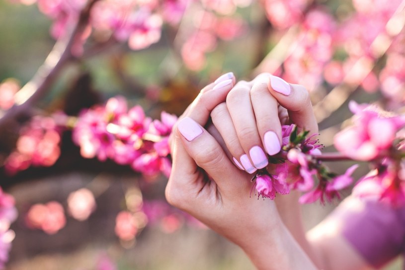 Wiosna to czas na pastelowe odcienie w manicure