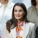 trendy Wiosną warto mieć w szafie. Garnitur modeluje sylwetkę. Królowa Letycja już nosi