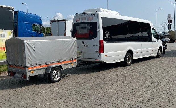 Wiózł 14 pasażerów autostradą. Miał blisko trzy promile