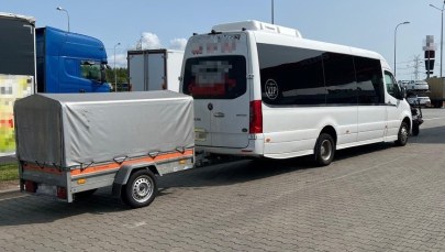 Wiózł 14 pasażerów autostradą. Miał blisko trzy promile