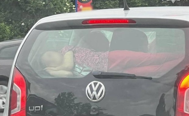 Wiózł córkę na półce bagażnika. "Ojciec roku" usłyszał zarzut