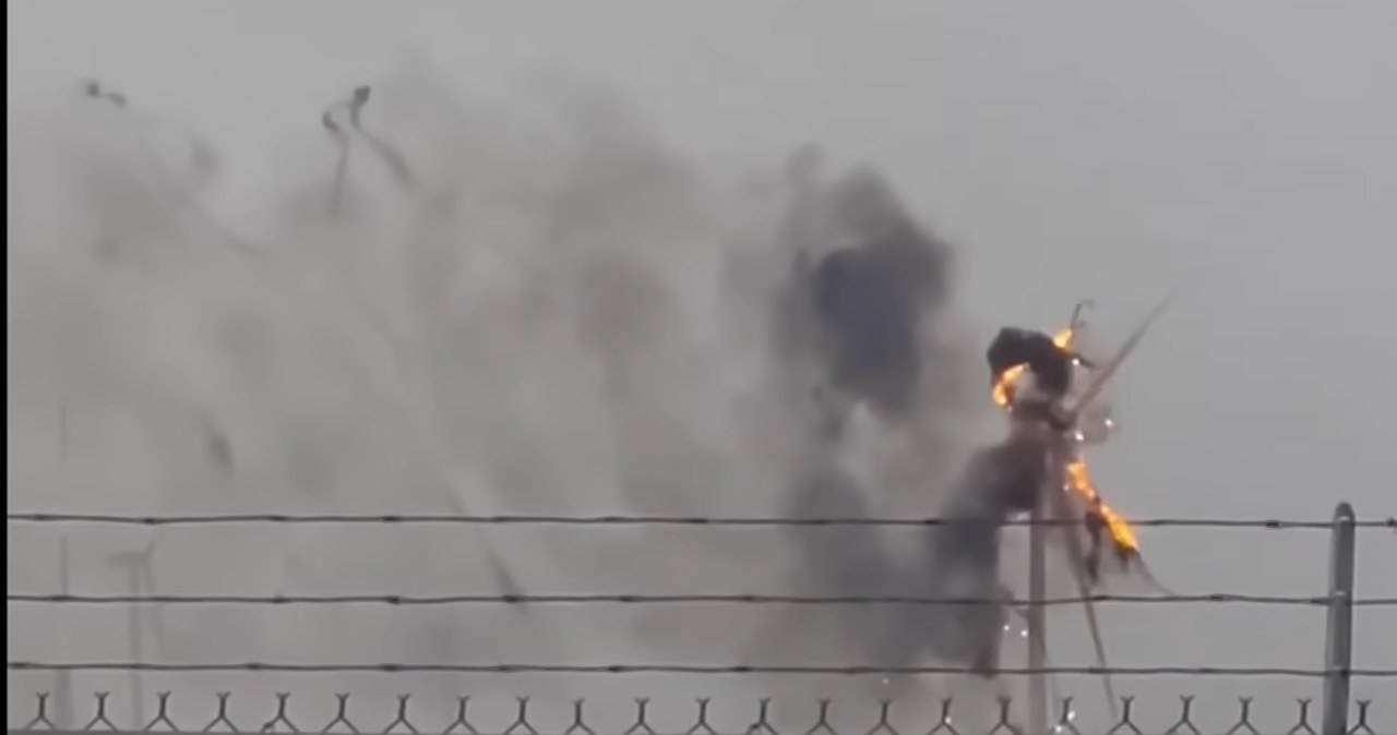 Wirnik elektrowni wiatrowej doszczętnie spłonął i na koniec runął na ziemię /YouTube