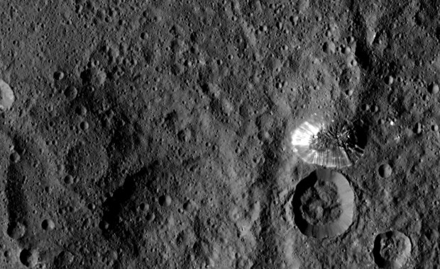 Wirtualny przelot nad powierzchnią Ceres