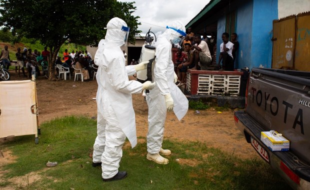 Wirus Ebola znowu zabija. Niepokój w Afryce i pilne spotkanie wysokiego szczebla