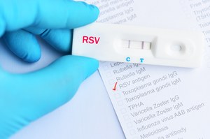 Wirus RSV. Zakażenie, objawy, ile trwa leczenie dzieci i dorosłych?