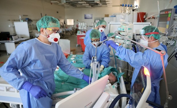 Wirusolog: Nie kontrolujemy czwartej fali. Możliwy wariant "podkarpacki" wirusa