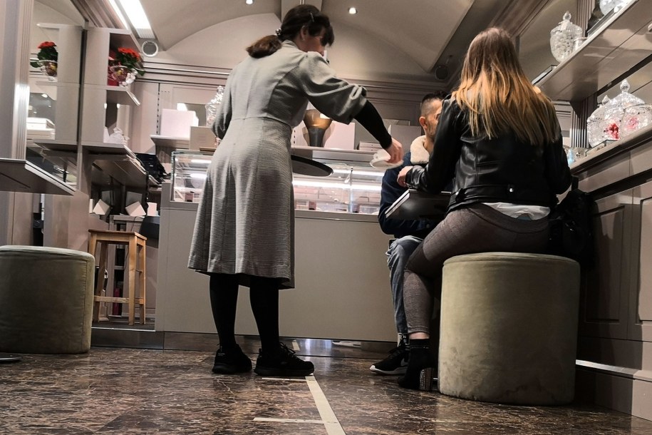 Wirusolog: trzeba zamknąć wszystkie lokale gastronomiczne w całym kraju /NICOLA FOSSELLA /PAP/EPA