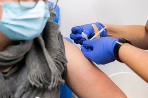 Wirusolożka o szczepieniach medyków: To konieczne, ale muszą być wytyczne