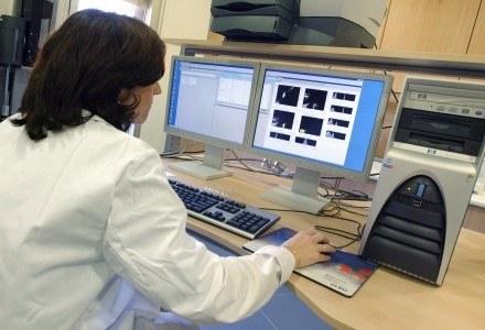 Wirusy komputerowe stanowią zagrożenie dla szpitali /AFP