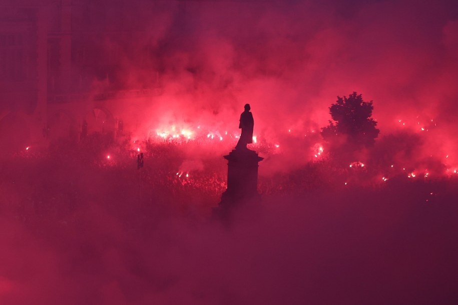 Wiślacka feta na krakowskim Rynku. Kibice cieszyli się z awansu do Ekstraklasy /Art Service /PAP