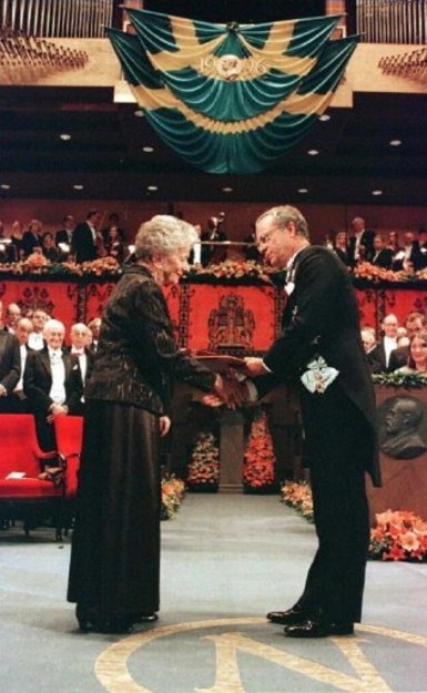 Wisława Szymborska odbiera nagrodę Noba w 1996 roku &nbsp; /JONAS EKSTROMER / SCANPIX SWEDEN /AFP