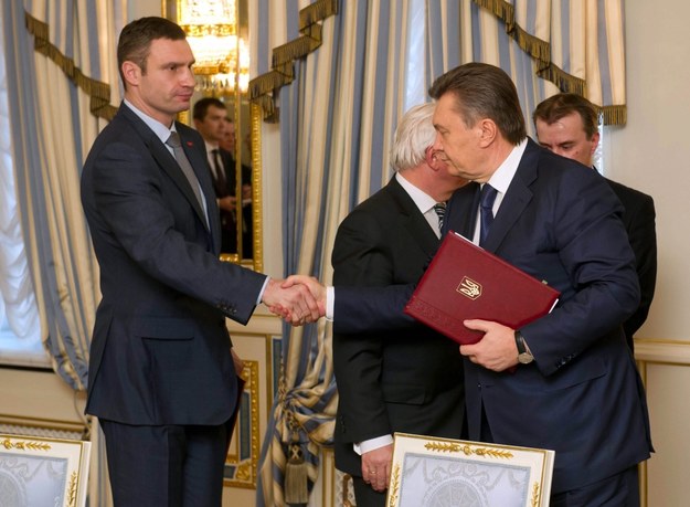 Witalij Kliczko i Wiktor Janukowycz /TIM BRAKEMEIER /PAP/EPA