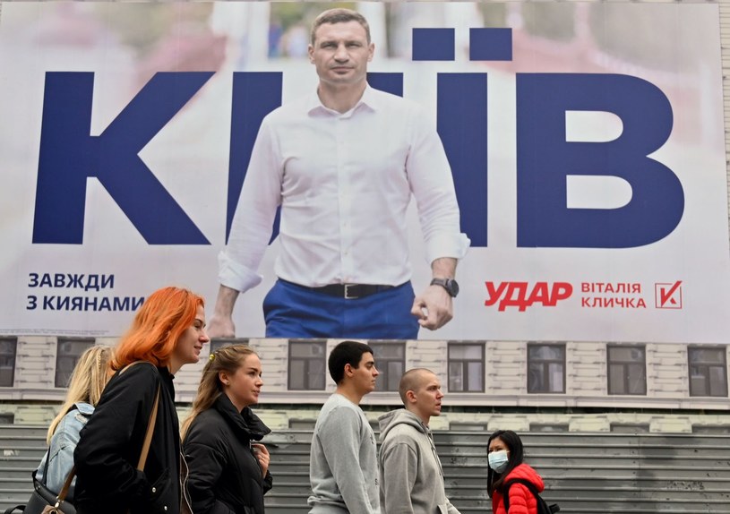 Witalij Kliczko na billboardzie przed wyborami lokalnymi /AFP
