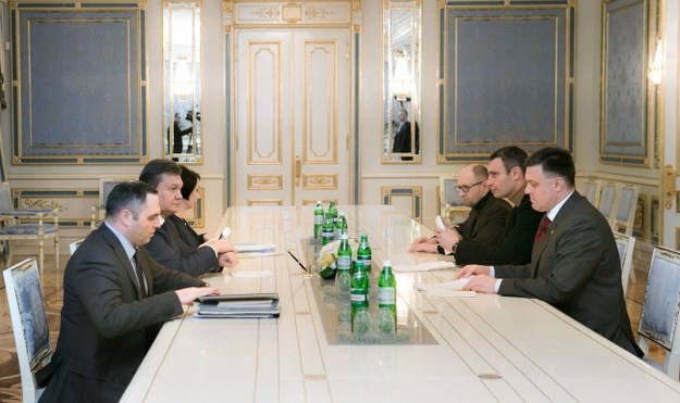 Witalij Kliczko, Wiktor Janukowycz i Ołeh Tiahnybok podczas rozmów z Wiktorem Janukowyczem /PAP/EPA/ANDRIY MOSIENKO / POOL /PAP/EPA