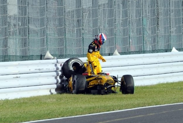 Witalij Pietrow spowodował wypadek i został ukarany przez FIA /AFP