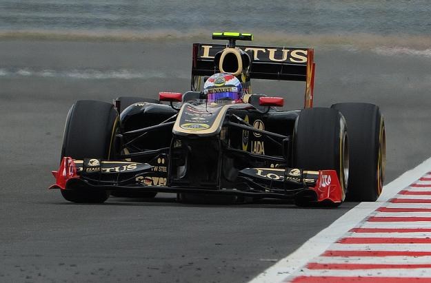 Witalij Pietrow w bolidzie Lotus-Renault /AFP
