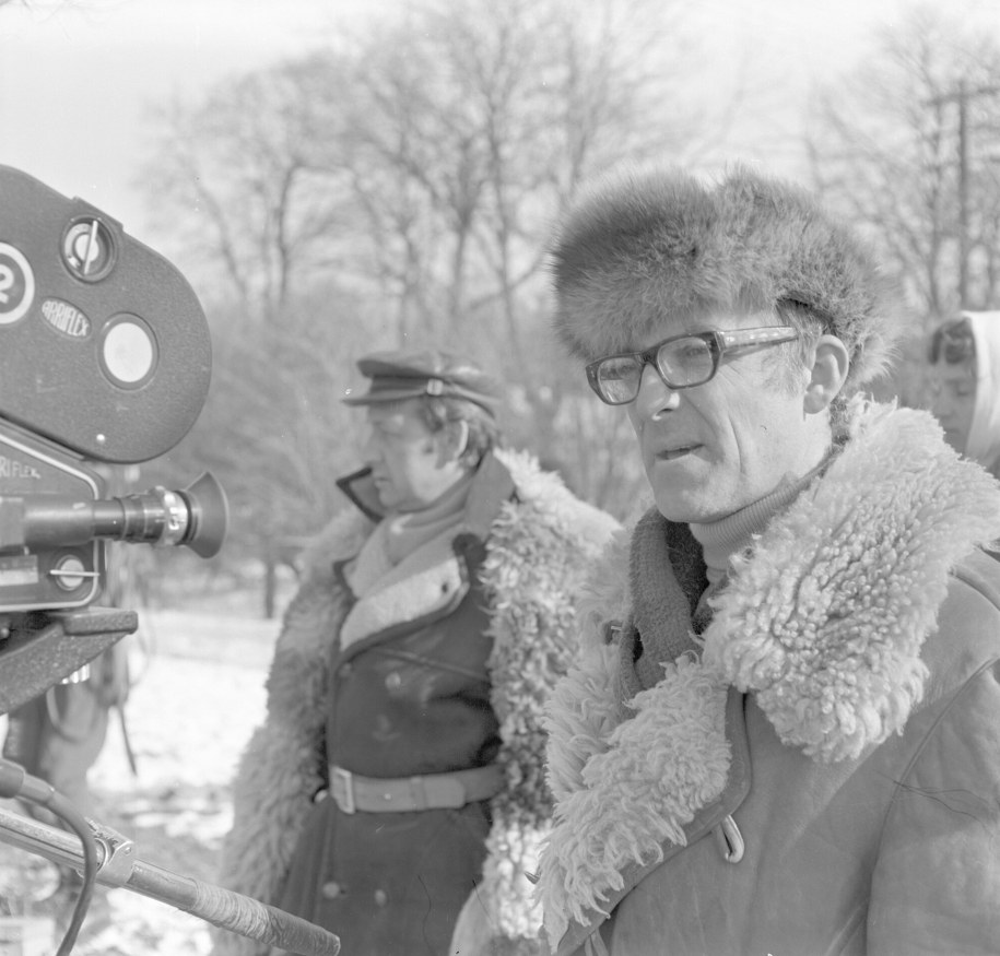 Witold Sobociński na planie filmu Andrzeja Wajdy "Wszystko na sprzedaż" /LECH ZIELASKOWSKI /PAP