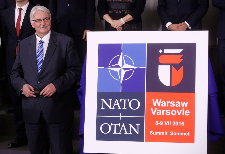 Witold Waszczykowski i logo szczytu /PAP/EPA/OLIVIER HOSLET /PAP/EPA