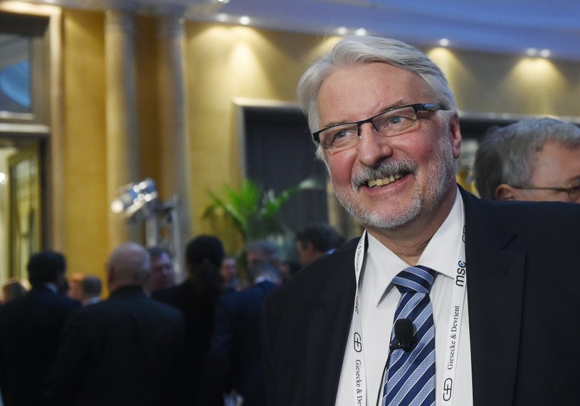 Witold Waszczykowski rozmawia z dziennikarzami podczas 53. Monachijskiej Konferencji Bezpieczeństwa /Radek Pietruszka /PAP
