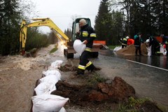 Witów: Strażacy układają worki z piaskiem 