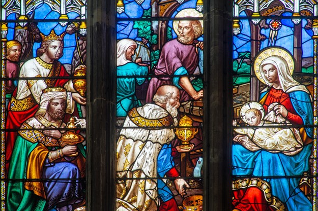 Witraż przedstawiający wizytę Trzech Mędrców z katedry w Gloucestershire w Wielkiej Brytanii. /shutterstock /Shutterstock
