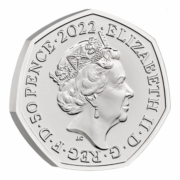 Wizerunek Elżbiety II na monecie wydanej z okazji stulecia BBC /THE ROYAL MINT /Materiały prasowe