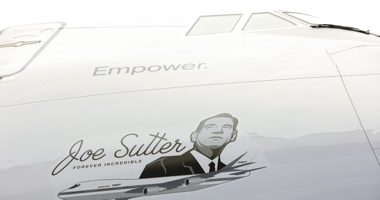 Wizerunek inżyniera Boeinga Joe Suttera, znanego jako "ojciec 747", na ostatnim samolocie Boeing 747, podczas ceremonii z okazji jego dostawy w Boeing Future of Flight Museum w Everett, Waszyngton, 31 stycznia 2023 r. /Jason Redmond /AFP