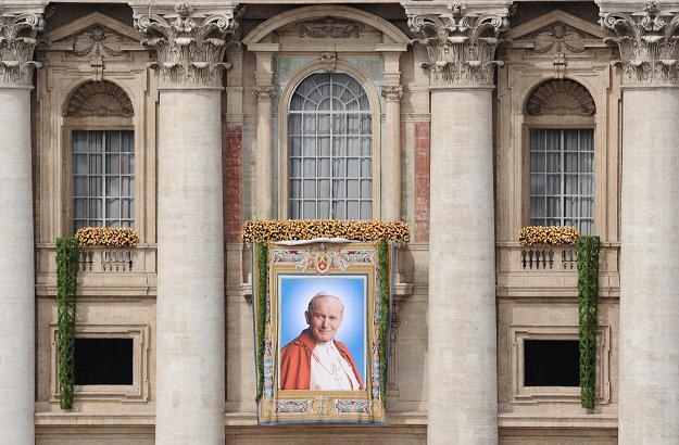 Wizerunek Jana Pawła II na Bazylice św. Piotra w trakcie beatyfikacji. Watykan, maj 2011 /AFP