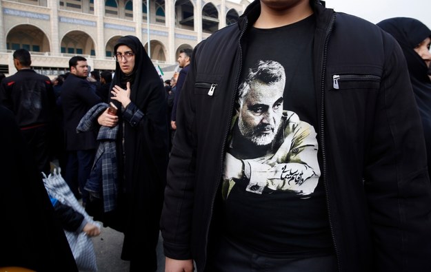 Wizerunek Kasema Sulejmaniego na koszulce uczestnika antyamerykańskiej demonstracji w Teheranie /Abedin Taherkenareh   /PAP/EPA