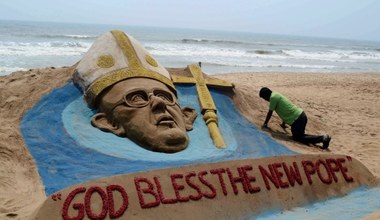 Wizerunek nowego papieża na indyjskiej plaży