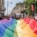 Wizerunek radnego PiS na zaproszeniach na marsz równości. Zawiadamia prokuraturę
