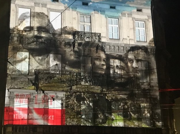 Wizerunki pięciu prezydentów wolnej Polski na fasadzie kamienicy /Jacek Skóra /RMF FM