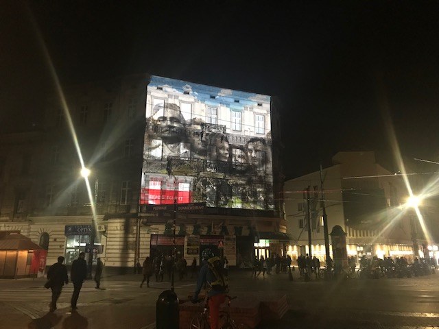 Wizerunki pięciu prezydentów wolnej Polski na fasadzie kamienicy /Jacek Skóra /RMF FM