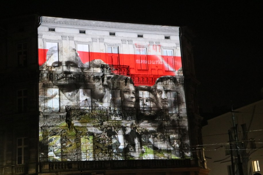 Wizerunki pięciu prezydentów wolnej Polski na fasadzie kamienicy /Jacek Skóra /RMF FM