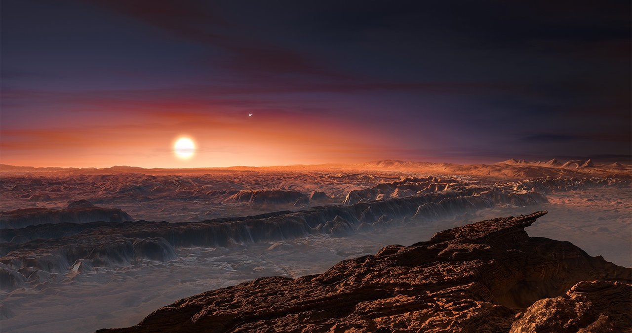 Wizja artystyczna powierzchni planety Proxima b, orbitującej wokół czerwonego karła Proxima Centauri. W tle widoczne pozostałe dwie gwiazdy tego układu wielokrotnego Alfa Centauri AB /materiały prasowe