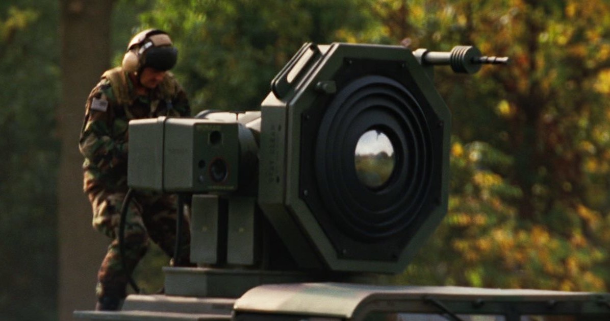 Wizja broni sonicznej zamontowanej na wojskowych jeepach - kadr z filmu "Hulk" /materiały prasowe