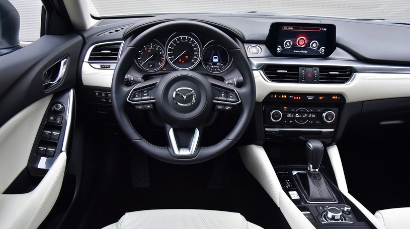 Wizualna jakość na poziomie aut premium, nowa kierownica (mniej klawiszy) i przyzwoita ergonomia.  Brakuje podświetlenia panelu regulacji lusterek oraz funkcji hold, ułatwiającej jazdę w korku. /Motor