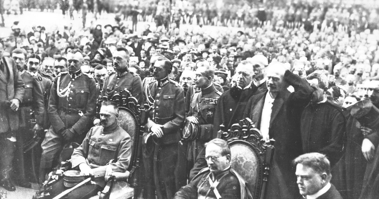 Wizyta Herberta Hoovera (siedzi pierwszy z prawej) w Polsce w 1919 roku. Na zdjęciu również Józef Piłsudski i Ignacy Paderewski /Z archiwum Narodowego Archiwum Cyfrowego
