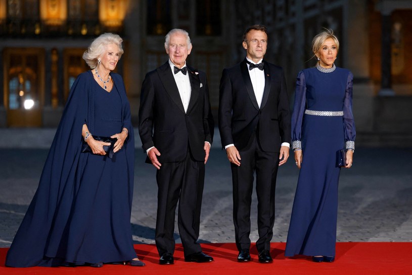 Wizyta króla Karola III i królowej Camilli we Francji. Wieczorna kolacja była kolejną okazją do zaprezentowania wyjątkowych kreacji /LUDOVIC MARIN/AFP/East News /East News