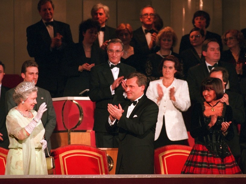 Wizyta królowej Elżbiety w Polsce w 1996 roku. W pierwszym rzędzie obok królowej Aleksander Kwaśniewska i jego małżonka Jolanta /Andrzej Iwańczuk /East News