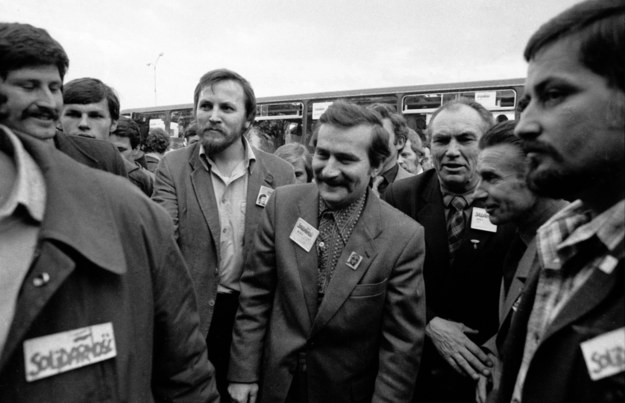 Wizyta Lecha Wałęsy na czele delegacji Niezależnego Samorządnego Związku Zawodowego "Solidarność". Na stadion w Nowej Hucie przybyło ponad 12 tysięcy zwolenników Solidarności. Obok Mieczysław Gil /Maciej Sochor    /PAP