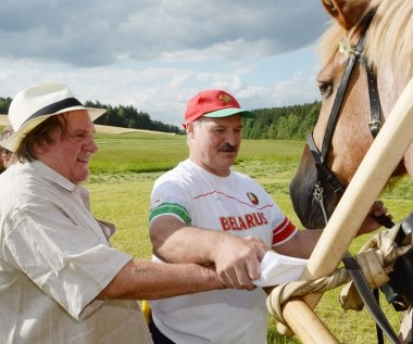 Wizyta na Białorusi nastąpiła dzień po tym, jak wychwalający publicznie Władimira Putina francusko-rosyjski gwiazdor filmowy znalazł się na przygotowywanej przez rząd w Kijowie „czarnej liście” artystów, których twórczość zostanie zakazana na Ukrainie i którym zabroniony zostanie wjazd do tego kraju. 