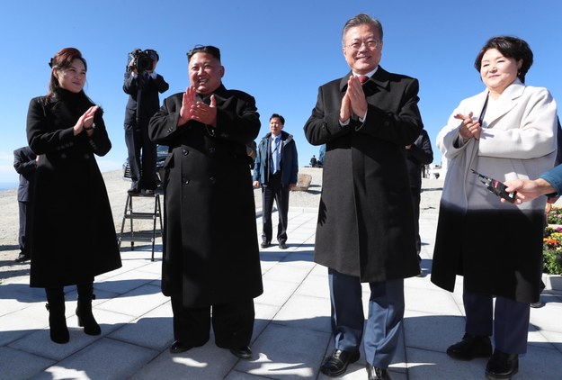 Wizyta na górze. Kim Dzong Un i  Mun Dze In na  Pektu-san /PYONGYANG PRESS CORPS / POOL /PAP/EPA