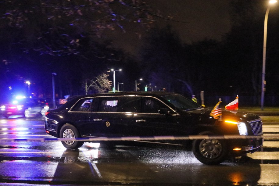 Wizyta prezydenta USA Joe Bidena. Cadillac One z prezydentem USA Joe Bidenem wyjeżdża z lotniska wojskowego w Warszawie /Paweł Supernak /PAP