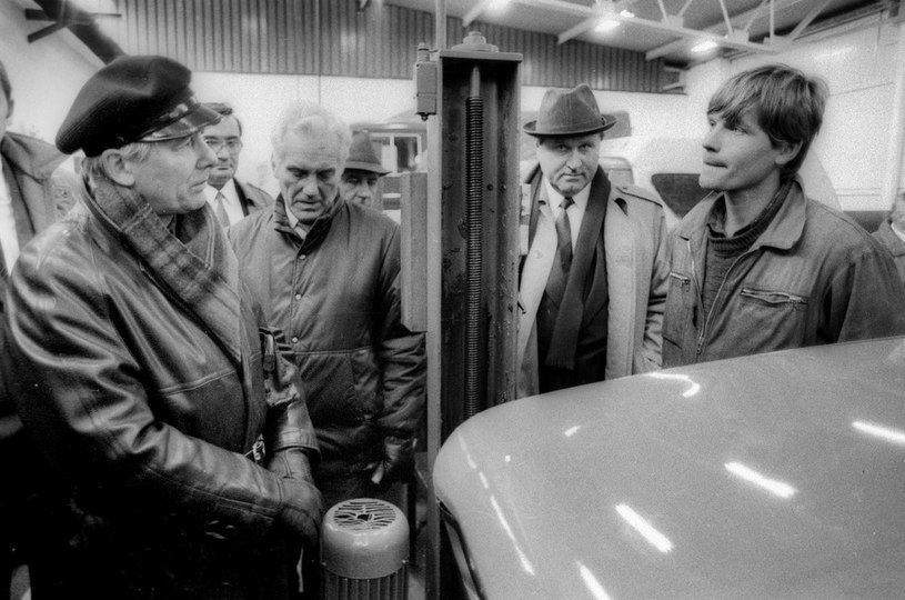 Wizyta przewodniczącego OPZZ Alfreda Miodowicza (z lewej) w zakładzie pracy, Dębica, 1988 /Michał Kułakowski /Reporter