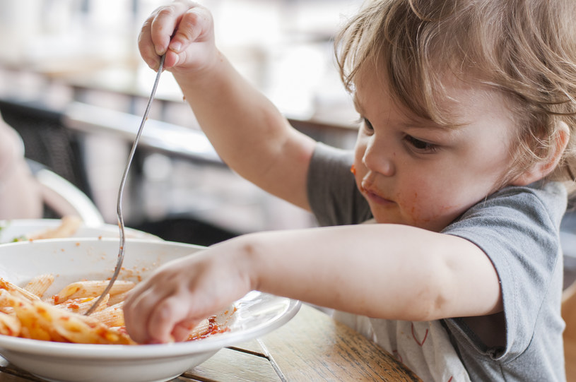 Wizyta z dzieckiem w restauracji może być wyzwaniem /123RF/PICSEL